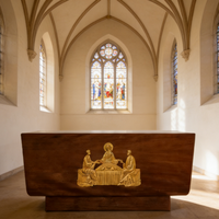 Lutrin d'autel d'église sculpté avec scène biblique, mobilier sacré pour sanctuarium et salle de culte