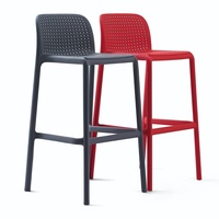 Tabouret de bar design d'extérieur de style nordique, minimaliste, en plastique ajouré, empilable, avec structure en PP, pour usage commercial