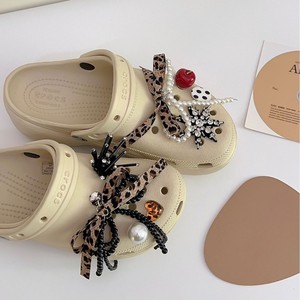 Breloques pour sabots à imprimé léopard, boucles décoratives de luxe faites à la main avec perles pour sandales et claquettes pour femmes - Product Image 2