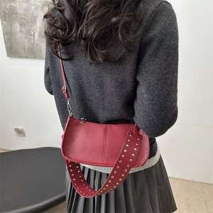 Sac à main minimaliste avec poignée argentée et bandoulière - Product Image 4