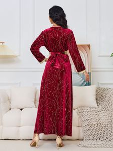 Abaya di Lusso in <span class=keywords><strong>Velluto</strong></span> <span class=keywords><strong>Bordeaux</strong></span> con Ricami Dorati, Traspirante, Fatta a Mano, a Maniche Lunghe, Stile Marocchino per Donne - Product Image 3