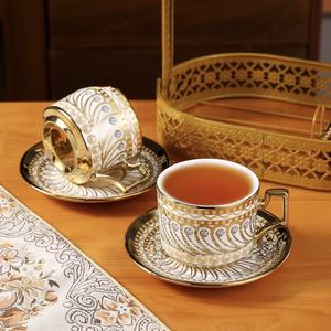 Ensemble de théière, tasses et soucoupes en céramique plaquée or de luxe pour le thé de l'après-midi avec support plaqué or, durable, portable, option de logo personnalisé - Product Image 6