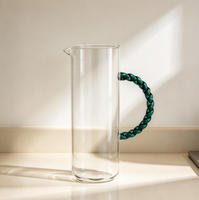 Carafe à eau en verre transparent personnalisée en gros avec poignée en spirale pour jus