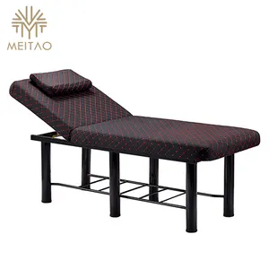 沙龙按摩床，黑色框架它旨在在专业的环境中提供放松和治疗治疗。