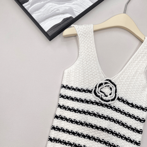 Débardeur en tricot rayé blanc et noir pour femme avec fleur de camélia, col en V, sans manches, décontracté - Product Image 3