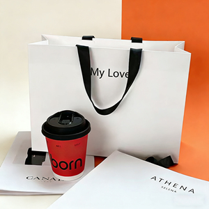 Sacs de transport de luxe sur mesure à <span class=keywords><strong>prix</strong></span> compétitif, sacs cadeaux portables en papier kraft de Chine en gros, petits sacs en papier avec poignée et logo imprimé - Product Image 1