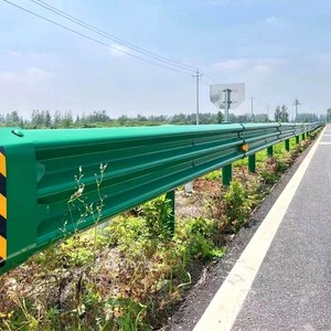 Barrière de sécurité routière pour piétons en W, galvanisée à chaud, avec éléments prismatiques réfléchissants haute intensité, résistante aux impacts, pour autoroute - Product Image 6