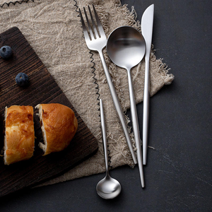 Set di Posate in Acciaio Inossidabile di Alta Qualità, Ecologico e Sostenibile, con Finitura Opaca e Lucida a Specchio, Stile Portoghese, Lavabile in Lavastoviglie - Product Image 3