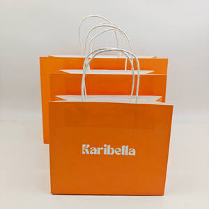 Sacs en carton recyclables personnalisés avec poignée longue, impression sérigraphique, taille et couleur personnalisables pour l'emballage de vêtements et de chaussures - Product Image 1