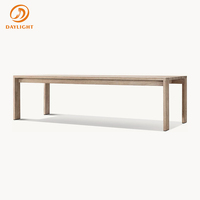 Ensemble de salle à manger d'extérieur en bois, table rectangulaire avec bancs à dossier géométrique et coussins pour patio et jardin