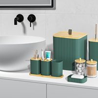 Ensemble de salle de bain vert 9 pièces comprenant un porte-brosse WC, un distributeur de savon, une poubelle et des accessoires décoratifs pour comptoir