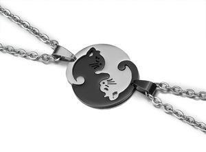 Collana pendente animale in acciaio inossidabile alla moda Yin Yang nero bianco gatto abbraccio coppia placcato oro per gli stili di san valentino - Product Image 4