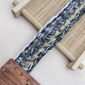 Fabrika doğrudan 2.5 cm siyah ve beyaz altın iplik Tweed konfeksiyon kenar dekorasyon için el yapımı tığ dantel şerit - Product Image 4