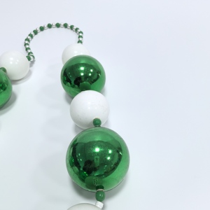 Perle Giganti per Mardi Gras e Laurea - Decorazioni Vivaci Verde e Bianco per Festa di San Patrizio - Ornamenti e Regali in ABS per Carnevale e Parate - Product Image 4