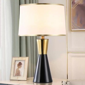 Lámpara de Mesa Moderna Minimalista Negra y Dorada, E27 LED 220V, con Interruptor, Decorativa para Dormitorio o Sala de Estar - Product Image 3
