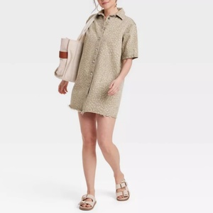 Robe chemise en jean plissée décontractée à manches courtes boutonnée imprimé léopard pour femme, collection printemps - Product Image 2
