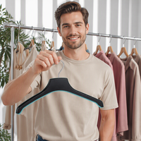 Perchas de inyección de plástico PS negras duraderas de un solo nivel para trajes de ropa superior de mujer abrigo armario Almacenamiento de ropa sala de estar