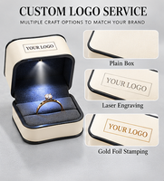Boîte à bijoux de luxe en cuir PU et velours avec lumière LED, étui de rangement pour bijoux avec logo personnalisé pour une présentation élégante de cadeaux lors d'événements