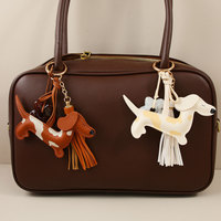 Llavero de piel sintética con diseño de Dachshund de la marca DEYU, bonito y seguro, para bolso, coche o como adorno para ropa.