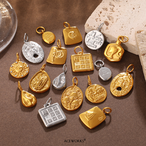 Galerie de médaillons Oracle |   Pendentif en acier inoxydable plaqué or 18 carats PVD avec motif mystique en relief |   Imperméable, hypoallergénique et durable - Product Image 2