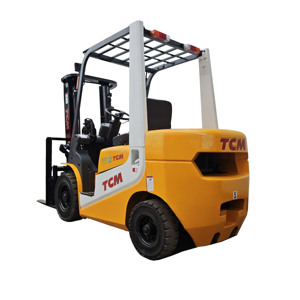 Chariot élévateur diesel d'occasion TCM FD30 3T d'origine japonaise avec déplaceur latéral hydraulique et mât à deux étages - Product Image 1