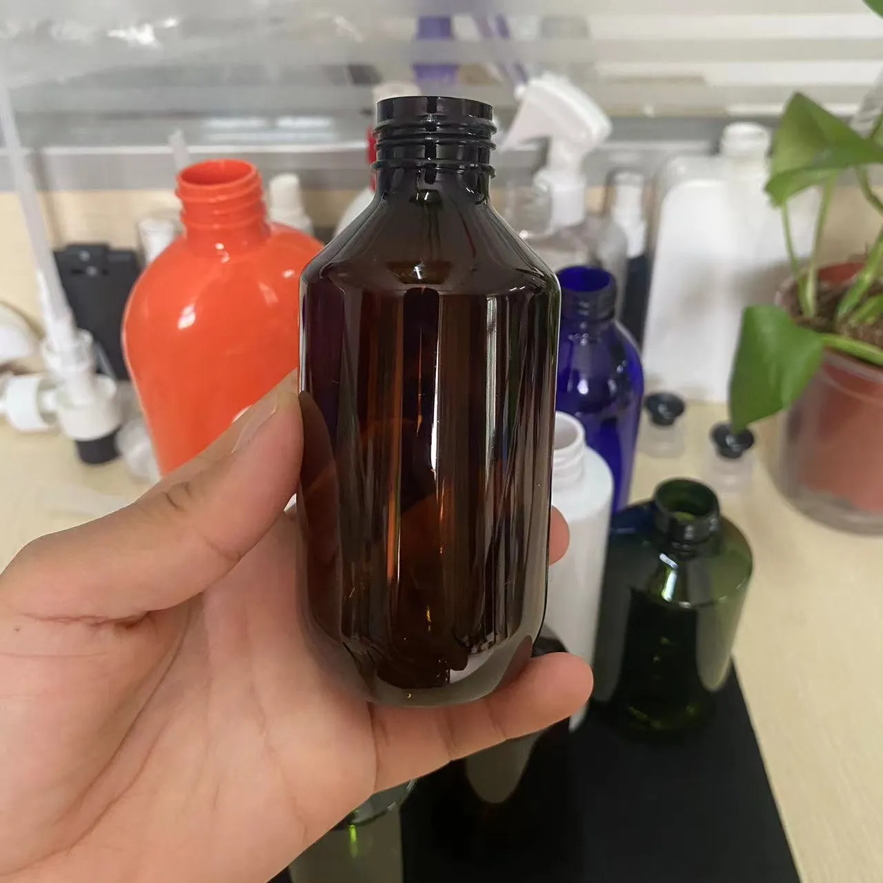 300 ml 350 ml 400 ml 500 ml uzun boyun amber yeşil pet plastik kozmetik kavanozları duş jeli ve köpük pompa şişeleri