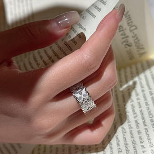 แหวนเงินแท้ S925 ลายดอกไม้โปร่ง ดีไซน์เฉพาะตัว เรียบง่าย ทันสมัย สไตล์วินเทจ แหวนเปิดลายดอกไม้ ชุบโรเดียม ประดับพลอยโกเมน - Product Image 2