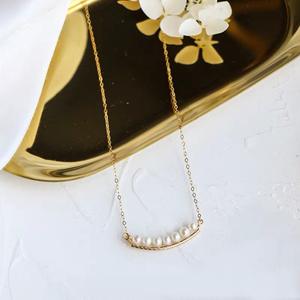 Collier rétro simple pour femme avec chaîne claviculaire souriante, perles d'eau douce naturelles, design tendance Instagram - Product Image 4