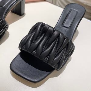 Sandalias y pantuflas de cuero genuino con logotipo personalizado, transpirables, acolchadas, ligeras, con suela plana, para mujer, de verano. - Product Image 2