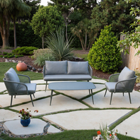 Ensemble de canapés de jardin en rotin moderne et durable 4 places avec mobilier tressé résistant aux UV pour usage extérieur dans les cours de villas et les parcs