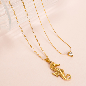Collar con Colgante <span class=keywords><strong>de</strong></span> Caballito <span class=keywords><strong>de</strong></span> Mar 3D Chapado en Oro <span class=keywords><strong>de</strong></span> 18K, Delicado Colgante Solitario Triangular con Circonita Cúbica, Collar Impermeable, Joyería <span class=keywords><strong>de</strong></span> Playa para Mujer - Product Image 3