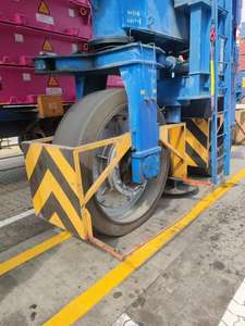 Neumático de caucho de alta resistencia ampliamente utilizado en grúas pórticas de muelle, apiladores de contenedores con neumáticos de caucho 26.5-25 23.5-25 16.00 20.5 25 - Product Image 1