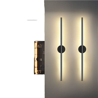 Applique murale LED verticale dorée de luxe, luminaire mural moderne pour la décoration de chambre d'hôtel, de salon ou de chambre à coucher
