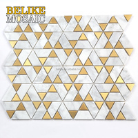 Carrelage mural triangulaire en acier inoxydable et mosaïque de marbre, design mural intérieur, ambiance luxueuse et ornementée, décoration pour la maison et le commerce