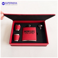 Coffret Cadeau de 4 Pièces en Similicuir Gravable au Laser, Coffret Cadeau Personnalisé en Cuir Gravé au Laser avec 2 Verres à Shot et Entonnoir