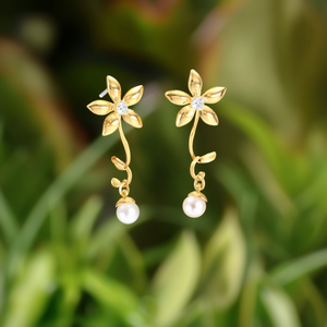 Pendientes de Moda con Diseño de Flor en Acero Inoxidable 316L con Baño de Oro PVD y Perla en el Centro - Product Image 3