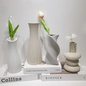 手作りの北欧スタイルの机の棚の装飾花のパンパのためのモダンな自由奔放に生きる農家のセラミック花瓶