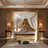 Lit à baldaquin royal turc de luxe en bois foncé et finition dorée, cadre sculpté orné avec baldaquin en voile pour villa et chambre d'hôtel