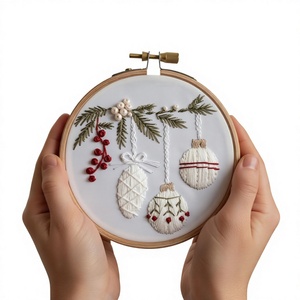 Cerceau de broderie en coton fait main 15 cm, écologique et durable, décoration suspendue pour les fêtes - Product Image 1