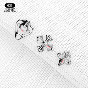 Boucles d'oreilles en titane en forme de masque de diable, 8,1 mm x 9,2 mm, clous à filetage interne pour piercing du cartilage de l'oreille - Product Image 3