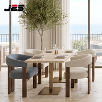 Mobilier de restaurant commercial sur mesure J2S avec tables en bois et chaises rembourrées pour projets hôteliers modernes