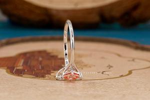 Elegante Anillo de Diamantes con Tres Piedras, Joyería Hecha a Mano, Diamantes Brillantes, Diseño Atemporal, Perfecto para Compromisos y Ocasiones Especiales - Product Image 4