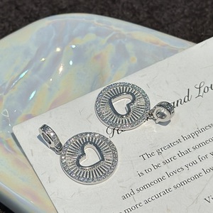 จี้รูปหัวใจเงินแท้ S925 เครื่องประดับวินเทจน้ำหนักเบาเรียบง่ายพร้อมดีไซน์เฉพาะและลวดลาย จี้รูปหัวใจสุดหวานและเท่ - Product Image 3