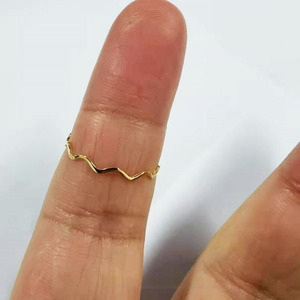 خاتم موجي رفيع من الفولاذ المقاوم للصدأ مطلي بالذهب، تصميم عصري أنيق قابل للتكديس بشكل متعرج - Product Image 5