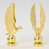 Meilleure vente exquise figurine en forme d'aigle en plastique doré trophée accessoires GZ81