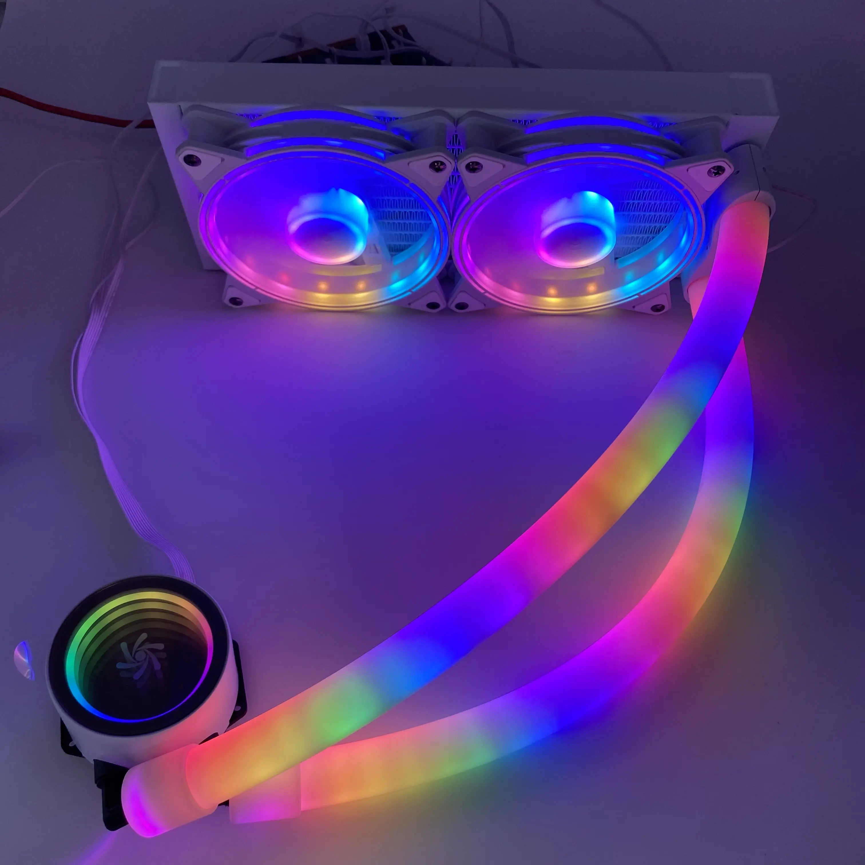 R240OLED Rainbow Light Flüssigkeits kühler mit weißem ARGB-Gehäuse lüfter und Wasserkühlungs-PC-Kit mit Licht röhre Real Shots