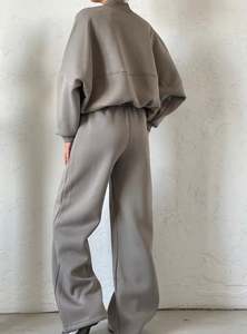 Ensemble de survêtement élégant et minimaliste pour femme, imprimé, avec logo personnalisé, pantalon large et veste bomber zippée, respirant, 2 pièces - Product Image 2