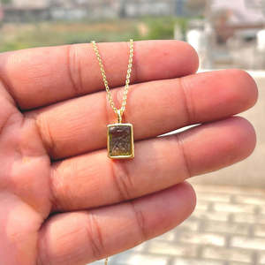 Collier pendentif en pierre de moldavite naturelle authentique, plaqué or 18 carats, cadre rectangulaire, pour femme. - Product Image 1