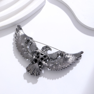 Novo Retro Esmalte Águia Broche De Metal Pássaro Emblema Pin das Mulheres Neutro Água Diamante Animal Emblema Presente dos homens Poderoso Peito Flor - Product Image 6