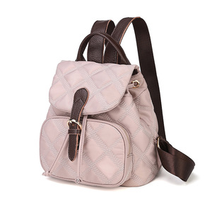 Sac à dos décontracté d'été léger pour femme, grande capacité, à rabat et cordon de serrage, en nylon matelassé style Oxford avec garnitures en cuir, style vintage - Product Image 1